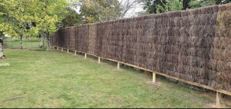 Installation d'une clôture en brande de bruyère naturelle sur-mesure pour une maison individuelle Médoc en Gironde